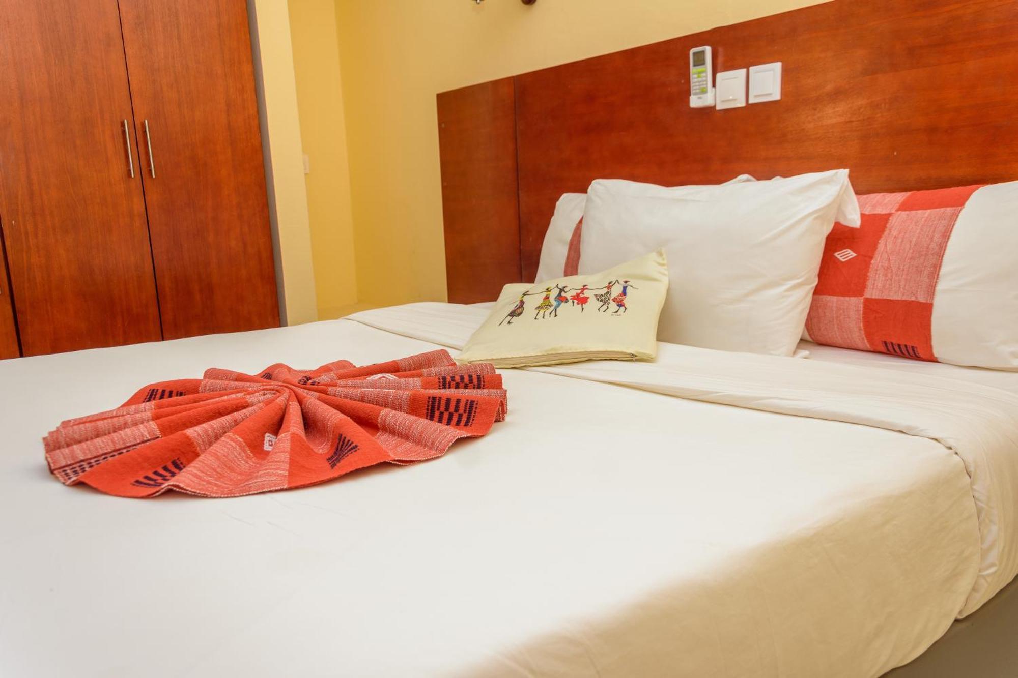 Hotel La Rose Blanche Korhogo Kültér fotó