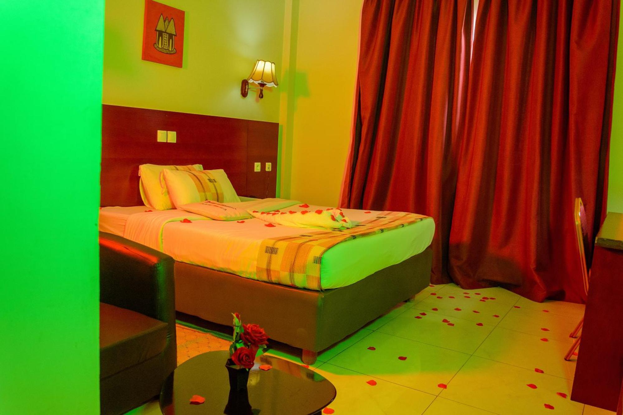 Hotel La Rose Blanche Korhogo Kültér fotó
