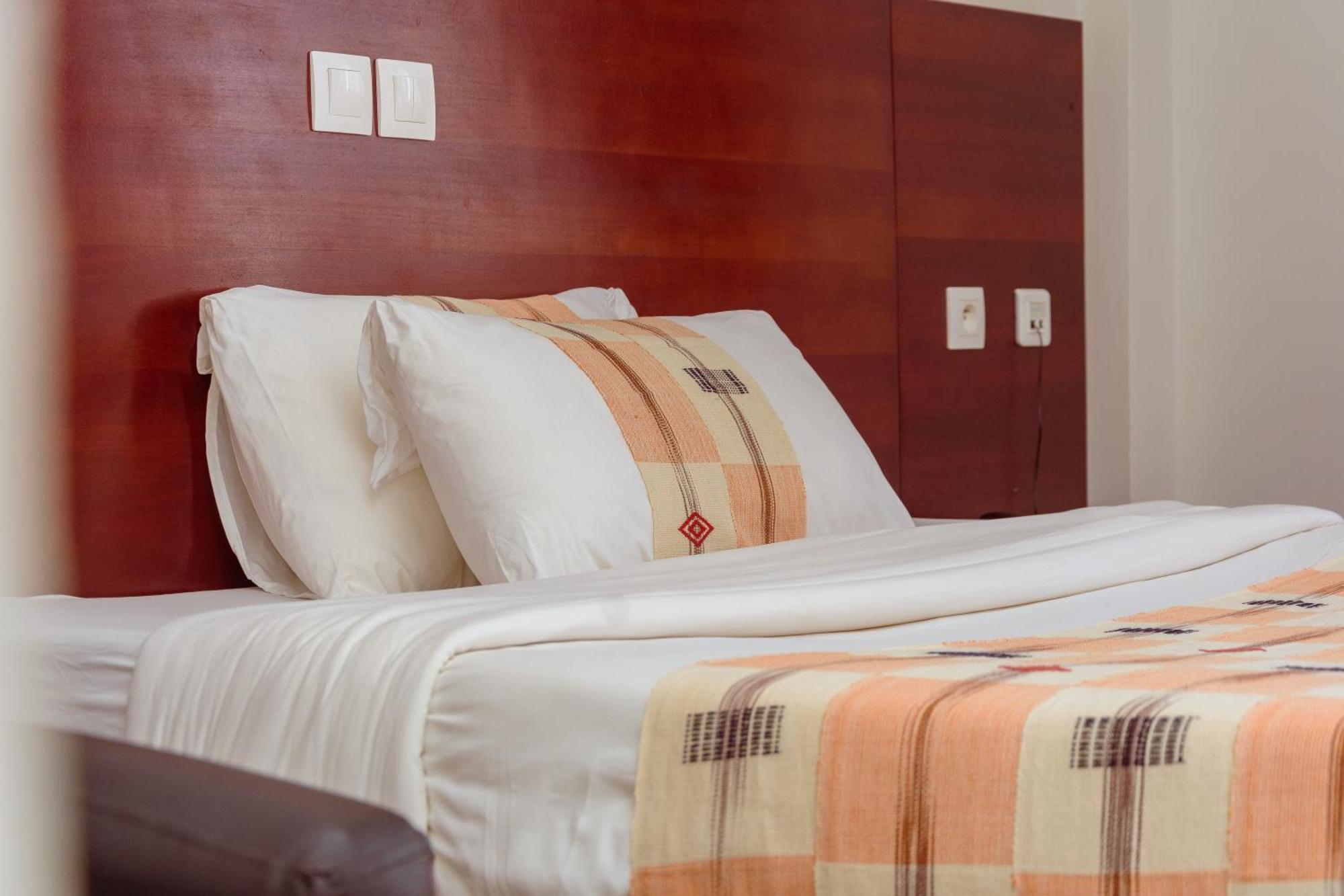 Hotel La Rose Blanche Korhogo Kültér fotó